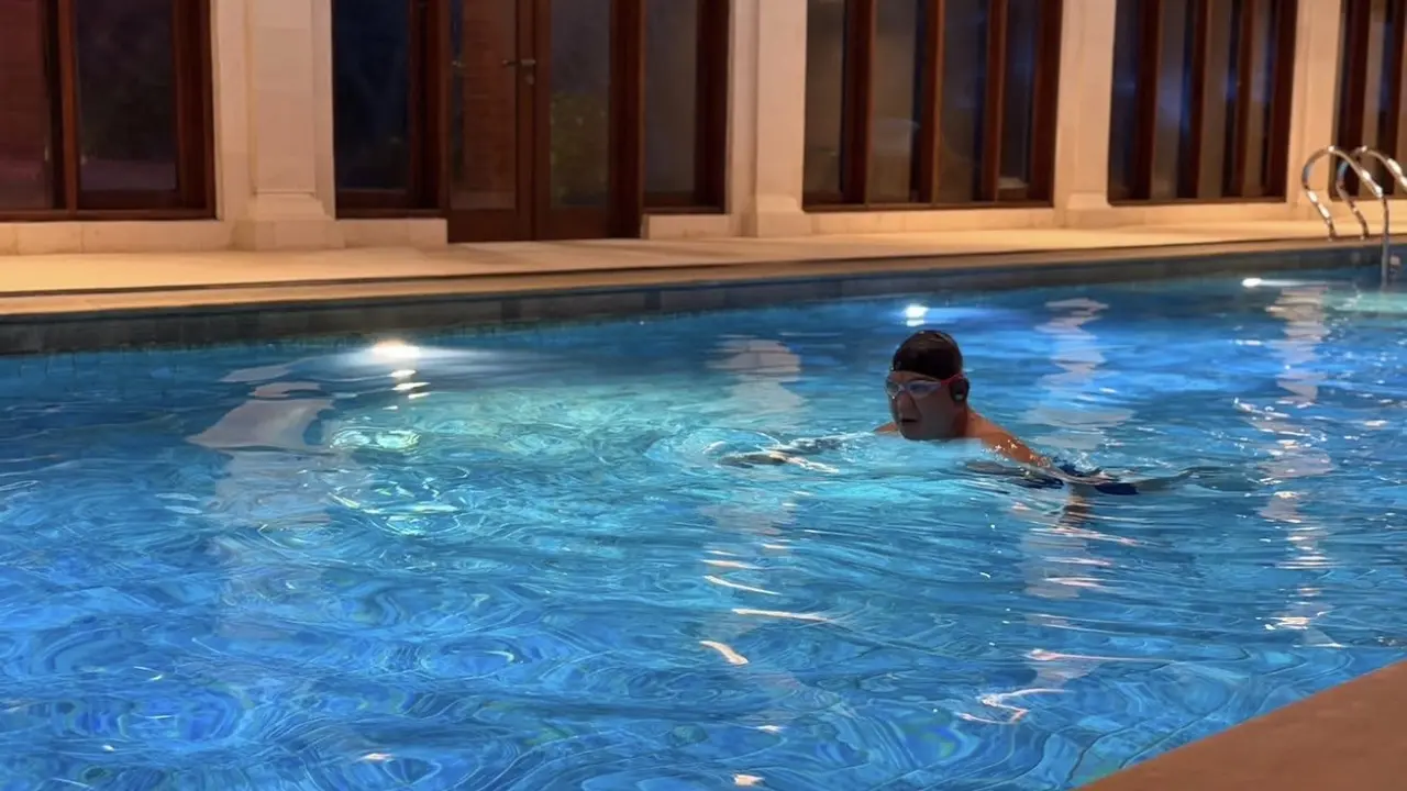 Presiden Prabowo Subianto berenang pada pukul 05.00 WIB di kediaman pribadinya yang berlokasi di Hambalang, Jawa Barat (Instagram Sekretariat Kabinet)