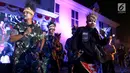 Masyarakat Papua bersama TNI-Polri menari bersama dalam acara Papua Adalah Kita di halaman Taman Museum Fatahillah, Kota Tua Jakarta Barat, Jumat (6/9/2019). Pentas yang mengusung Papua Adalah Kita Bersatu Merajut Indonesia bertujuan menyerukan perdamaian. (Liputan6.com/Johan Tallo)