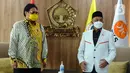 Ketua Umum Partai Golkar Airlangga Hartanto menyambut kedatangan Presiden Partai Keadilan Sejahtera (PKS) Ahmad Syaikhu saat pertemuan di DPP Partai Golkar, Jakarta, Kamis (29/4/2021). (Liputan6.com/Johan Tallo)