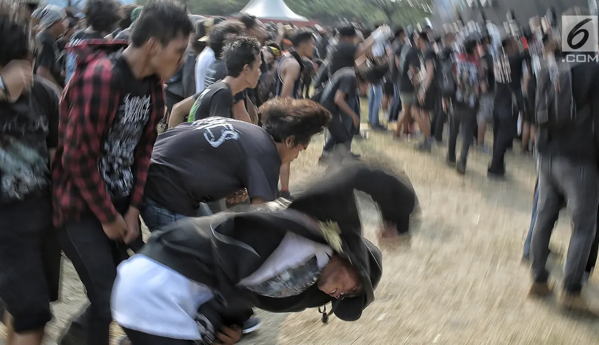Sejumlah penonton berjoget saat menyaksikan Hammersonic Festival 2018 di Pantai Karnaval Ancol, Jakarta, Minggu (22/7). (Liputan6.com/Faizal Fanani)