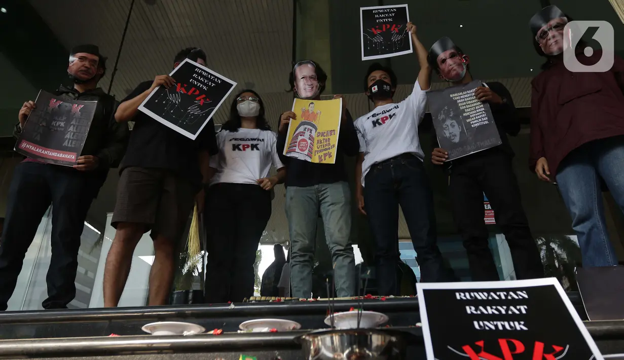Pegiat Antikorupsi yang menamakan diri Rakyat Indonesia Peruwat KPK, melakukan aksi teatrikal "Ruwatan" di Lobby Gedung Anti-Corruption Learning Center (ACLC) KPK, Jakarta, Jumat (28/5/2021). Ruwatan ini sebagai simbol pengusiran energi jahat dari tubuh KPK. (Liputan6.comHelmi Fithriansyah)