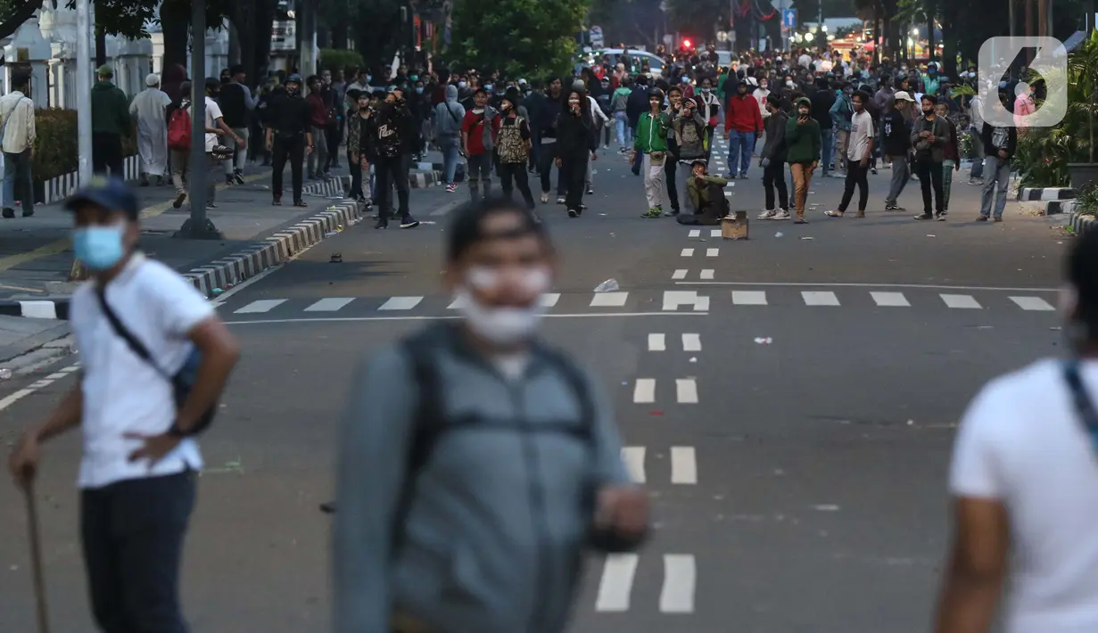 Sekelompk anak muda memancing kericuhan dengan aparat di sekitar kawasan Gindangdia, Jakarta, Selasa (13/10/2020). Sejumlah pemuda diamankan polisi karena dicurigai terlibat kericuhan di kawasan Tugu Tani. (Liputan6.com/Helmi Fithriansyah)