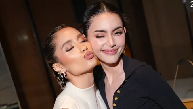 Cinta Laura saat berfoto bersama Davika Artis Asal Thailand saat di Indonesia. [@claurakiehl]