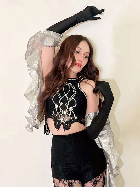 Ayu Ting Ting sengaja menyamai penampilan para idol K-pop saat tampil di panggung. Ibu Bilqis ini memang sudah lama teracuni panggung musik Korea. Ia dikenal sering merias diri agar tampil bak K-pop Korea. (Liputan6.com/IG/ayutingting92)