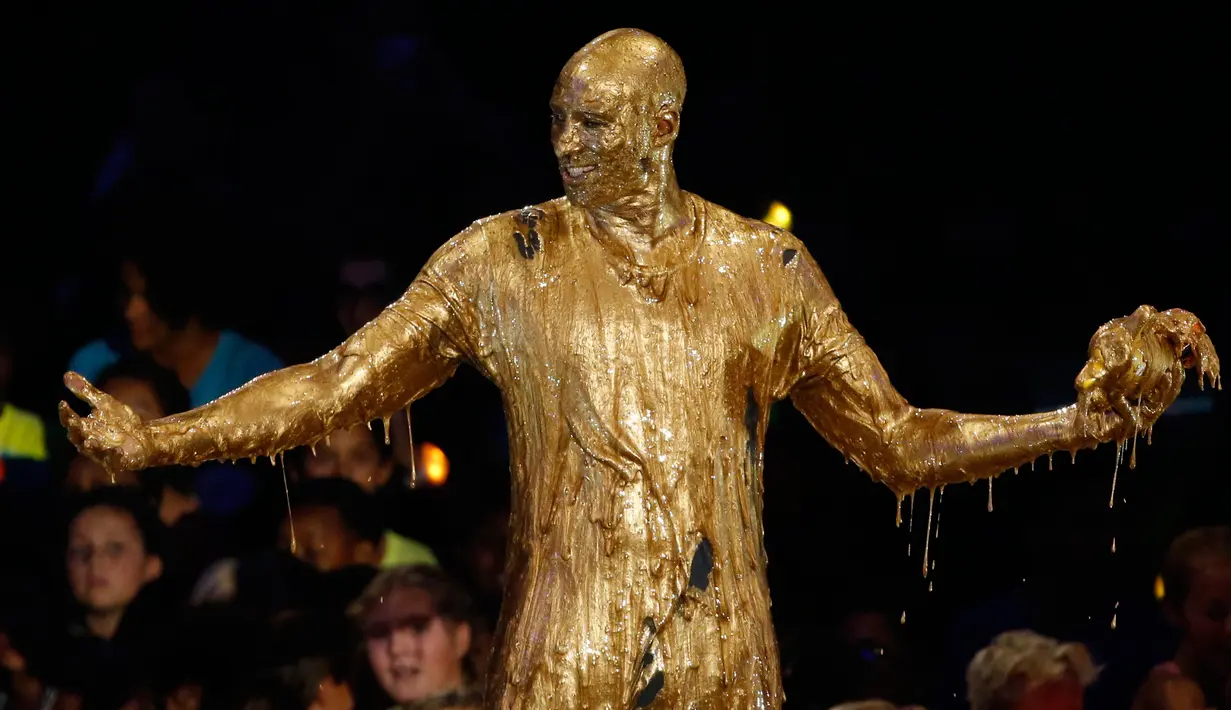 Mantan pemain basket NBA Kobe Bryant setelah menerima semprotan "slimed" saat dirinya menerima penghargaan "Legenda" Kids Choice Sport 2016 