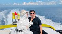 Ustaz Solmed dan April Jasmine dicibir warganet, karena pamerkan kediamannya yang harganya menyentuh puluhan miliar. Sumber: IG @ustad_solmed @apriljasmine85