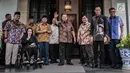 Capres nomor urut 02 Prabowo Subianto (tiga kanan) bersama Ketum Partai Demokrat Susilo Bambang Yudhoyono (empat kanan) foto bersama jelang menggelar pertemuan di kawasan Mega Kuningan, Jakarta, Jumat (21/12). (Liputan6.com/FaizalFanani)