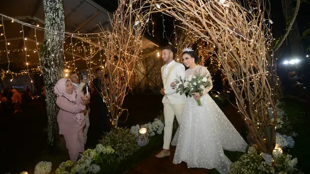 [Fimela] Resepsi Pernikahan Ammar Zoni dan Irish Bella