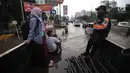 Petugas Dinas Perhubungan (Dishub) mengevakuasi karyawan dan warga yang terjebak banjir di Jalan Boulevard Raya, Kelapa Gading, Jakarta, Kamis (15/2). Banjir diakibatkan guyuran hujan sejak pagi hingga sore. (Liputan6.com/Arya Manggala)