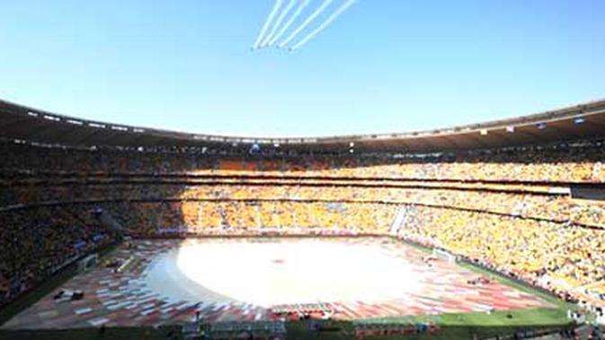 Pesawat melintasi Soccer City Stadium, Soweto, Johannesburg, dalam acara pembukaan Piala Dunia 2010, 11 Juni 2010. AFP PHOTO / CHRISTOPHE SIMON 