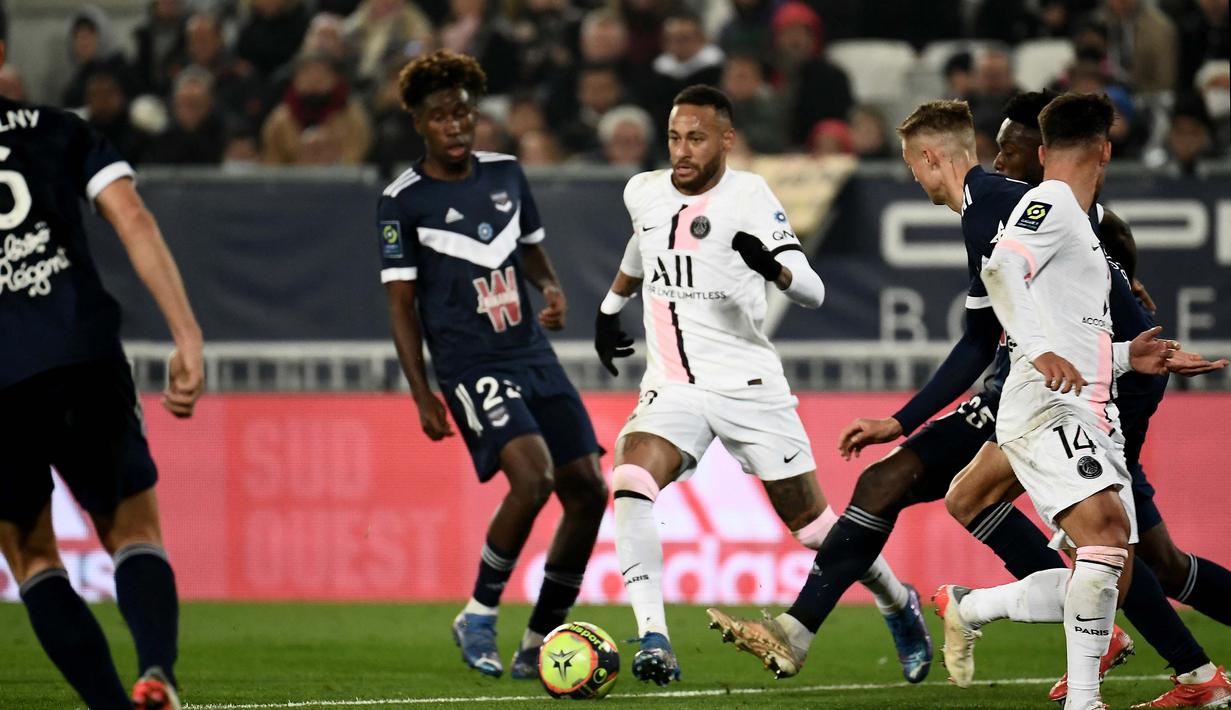 PSG akhirnya mencuri gol pertama di laga ini. Mendapatkan umpan pendek dari Mbappe, Neymar melepaskan tembakan ke arah tiang dekat Bordeaux yang gagal diraih penjaga gawang. (AFP/Philippe Lopez)