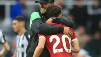 Manajer Liverpool asal Jerman, Jurgen Klopp (tengah), merayakan kemenangan bersama penyerang Liverpool asal Portugal #20, Diogo Jota, setelah peluit akhir dibunyikan dalam pertandingan Liga Primer Inggris antara Newcastle United dan Liverpool di St James' Park di Newcastle-upon-Tyne, Inggris timur laut pada 27 Agustus 2023. (Lindsey Parnaby/AFP)