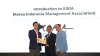 Direktur Utama Bank BRI Sunarso (tengah) diapit oleh penggagas konsep Humane Entrepreneurship Prof Ki-Chan Kim (kiri) dan Chairman ACSB Hermawan Kertajaya (kanan) menerima penghargaan Indonesia Humane Entrepreneurship Award 2019 di Jakarta (5/12).
