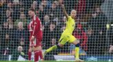 Pemain Tottenham Hotspur, Richarlison, melakukan selebrasi setelah mencetak gol ke gawang Liverpool pada laga pekan ke-30 Premier League di Stadion Anfield, Minggu (15/03/2026). (Peter Byrne/PA via AP)