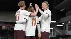 Manchester City sukses melangkah ke perempatfinal Piala FA 2023/2024 setelah menghancurkan tuan rumah Luton Town dengan skor 6-2 pada laga putaran kelima di Kenilworth Road Stadium, Luton, Rabu (28/2/2024) dini hari WIB. Dua andalan The Citizens menjadi bintang dalam laga tersebut. Erling Haaland sukses mencatatkan namanya di papan skor sebanyak lima kali, sementara Kevin De Bruyne benar-benar menjadi pelayan tulen "Sang Monster" dengan empat assistnya. (AP Photo/Alastair Grant)