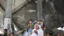 Seorang jemaah tengah berdoa di sebuah masjid yang rusak akibat serangan Israel di Rafah, Jalur Gaza, Palestina, Senin (28/7/14). (REUTERS/Ibraheem Abu Mustafa)