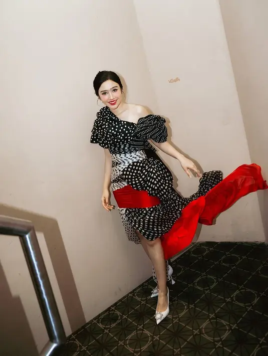 Gaun one shoulder dengan beberapa ukuran polkadot bernuansa hitam putih dengan rok asimetris. Bikin tampilannya lebih playful. [@febbyrastanty]