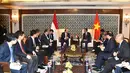 Presiden Jokowi dan PM Vietnam, Nguyen Xuan Phuc berbincang saat pertemuan bilateral disela KTT ASEAN-India di New Delhi, Jumat (26/1). Pertemuan kedua kepala negera tersebut didampingi menteri masing-masing. (Liputan6.com/Pool/Biro Pers Setpres)