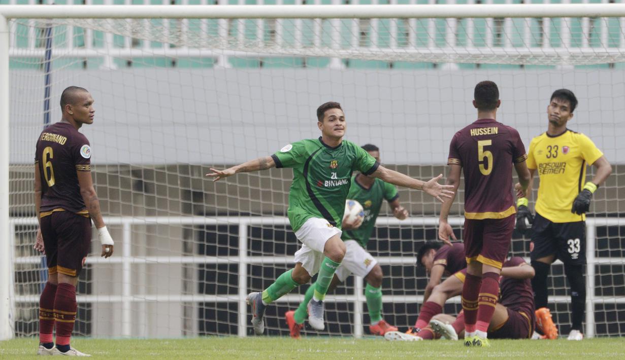 Pemain Lalenok United, Paulo Gali Freitas, melakukan selebrasi usai membobol gawang PSM Makassar pada laga Piala AFC di Stadion Pakansari, Bogor, Jawa Barat, Rabu (29/1/2020). PSM menang 3-1 atas Lalenok United. (Bola.com/M Iqbal Ichsan)