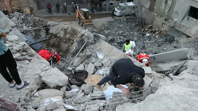 Serangan Israel Hancurkan Sebuah Bangunan, Petugas Penyelamat Terus Upayakan Pencarian Korban