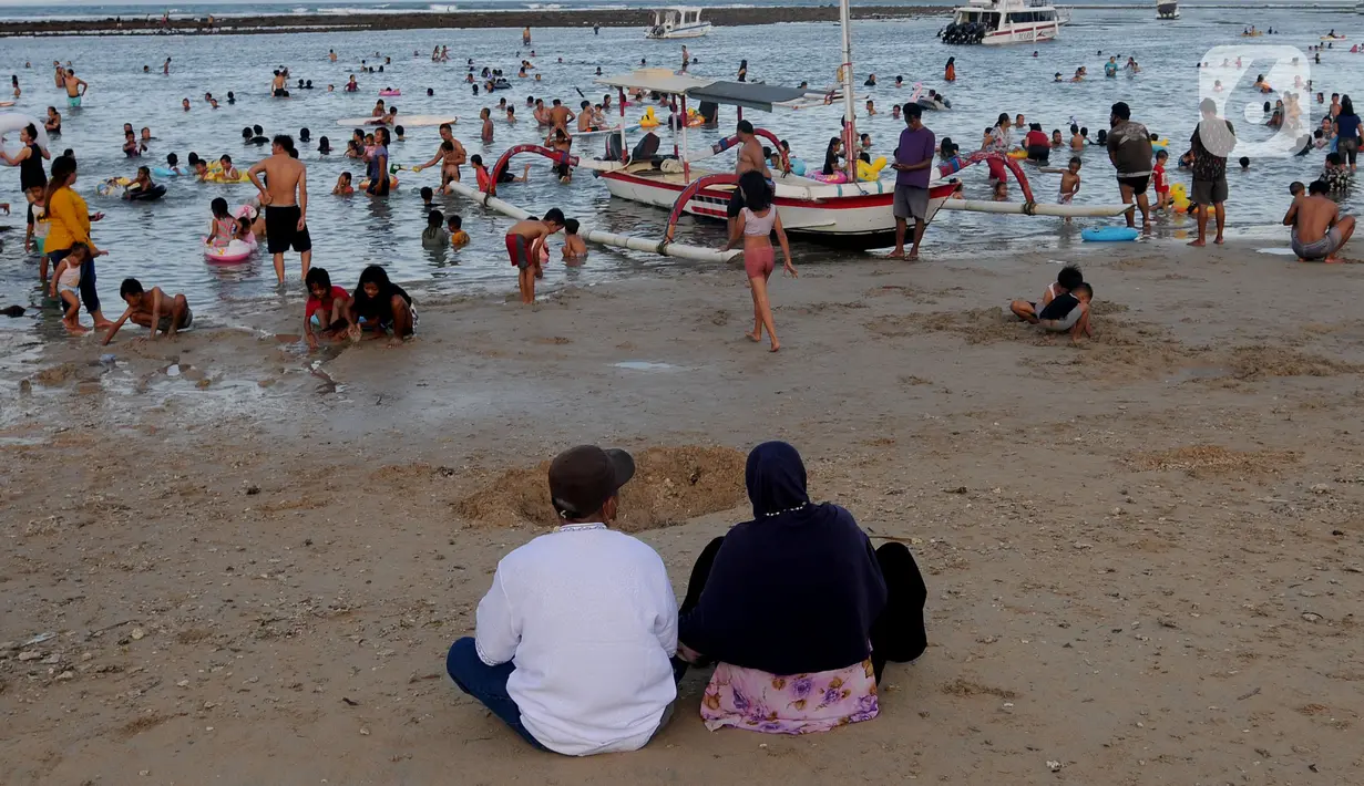 <p>Wisatawan beraktifitas di kawasan Pantai Sanur, Denpasar, Bali, Senin (2/5/20222). Ribuan wisatawan lokal dari seputar kota Kenpasar dan kota-kota di Pulau Jawa memadati Pantai Sanur untuk mengisi liburan Idul Fitri 1443 H. (merdeka.com/Arie Basuki)</p>
