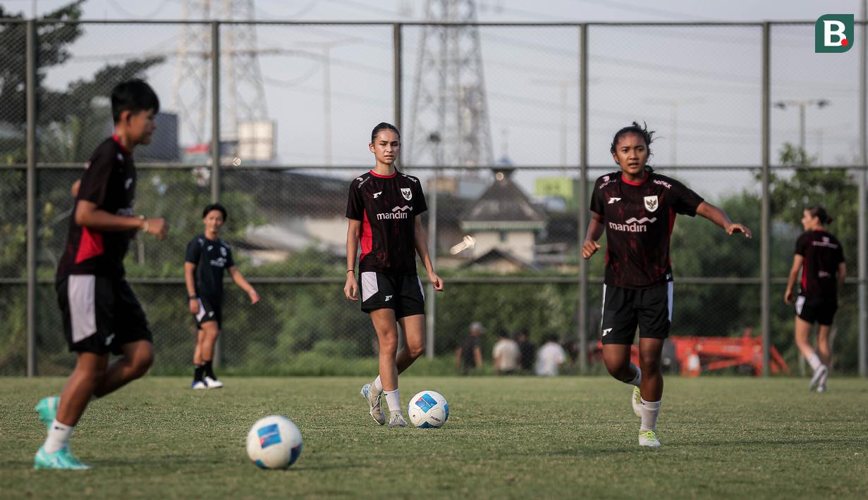 Pemain Timnas Indonesia, Noa Leatomu melakukan latihan jelang Kualifikasi Piala Asia 2026 yang berlangsung di lapangan latih Jakarta International Stadium (JIS), Jakrata Utara, Jumat (20/06/2025). (Bola.com/Bagaskara Lazuardi)