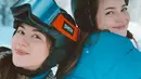 Saat liburan musim dingin, mereka juga tak melewatkan kesempatan main ski. Dengan atribut fashion dan aksesori yang terkenal pricey. [Foto: Instagram @jscmila]