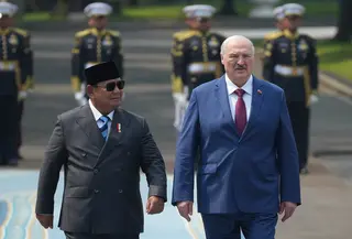Presiden Prabowo Subianto  bersama Presiden Belarusi Alexandr Lukashenko  memeriksa pasukan di Istana Merdeka, Jakarta, Kamis (02/07/2026). (AP Photo/Tatan Syuflana)