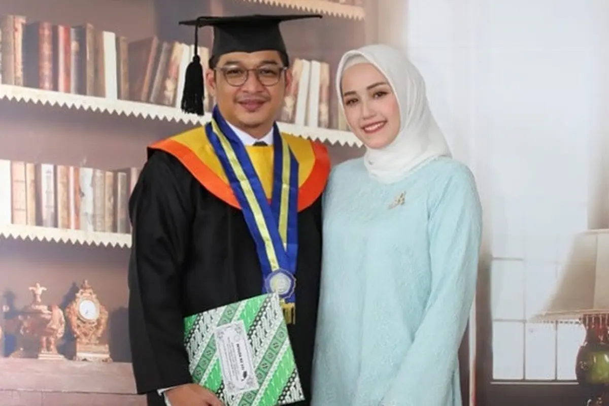 7 Momen Wisuda Pasha Ungu, Resmi Jadi Sarjana dan Didampingi Istri Tercinta