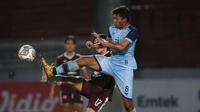 Pemain Persela Lamongan, Syahroni (kanan) berebut bola dengan pemain PSM Makassar, Rasyid Bakri dalam laga pekan ke-15 BRI Liga 1 2021/2022 di Stadion Moch. Soebroto, Magelang, Kamis (02/12/2021). (Bola.com/Bagaskara Lazuardi)