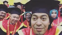 Demi Bayar Utang, Komeng Wisuda S1