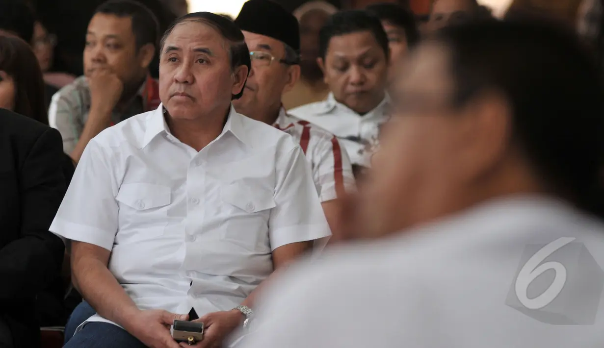 Mantan Wakil Gubernur DKI Jakarta Prijanto (kiri) hadir dalam sebuah diskusi di Gedung DPRD DKI Jakarta, Rabu (8/4/2015). Prijanto menjadi narasumber utama dalam diskusi publik tentang Dugaan Korupsi di Stadion BMW Jakarta. (Liputan6.com/Johan Tallo)