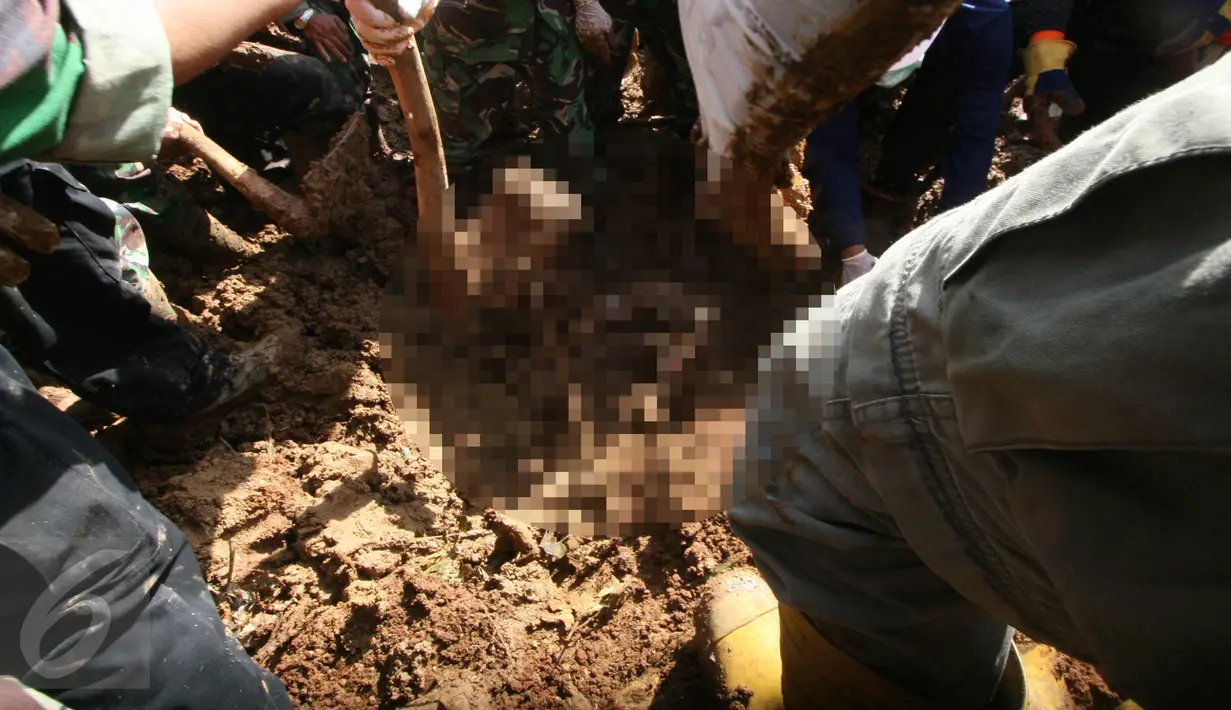 Tim evakuasi menemukan jenazah yang yang tertimbun longsor di desa Caok,Purworejo, Jawa Tengah, Selasa, (21/6). Evakusai hari ke tiga pasca longsor petugas berhasil menemukan dua jenazah di dusun tersebut. (Boy Harjanto)