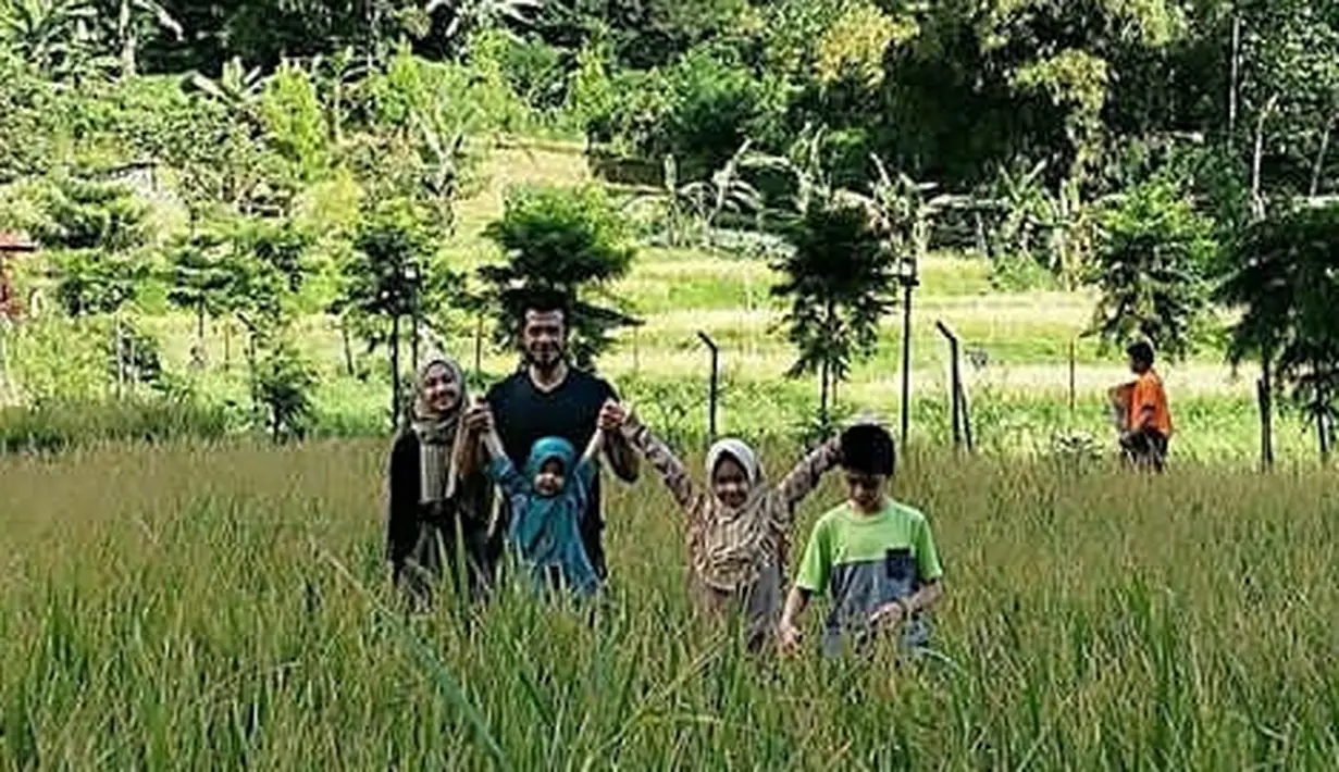 Momen hangat liburan bersama keluarga menikmati liburan. Tidak selalu mal atau pergi ke luar negeri, Primus dan Jihan juga mengajak anak-anaknya liburan ke sawah. Meski kaya raya, keduanya juga mengajarkan hidup sederhana pada anak-anaknya. [Instagram/primusjihanfahira_fans]