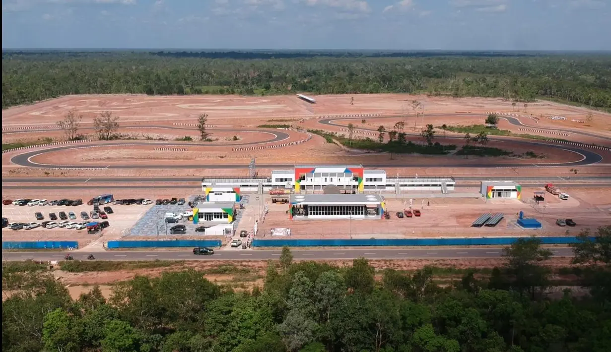 Sirkuit Fregeb Waninggap Sai Gau Tak merupakan sirkuit resmi yang berlokasi di Merauke, Papua. Kawasan sirkuit ini terletak di lahan seluas 26,5 hektar yang terdiri dari sirkuit aspal, motor cross, dan lahan terbuka hijau. Area ini diresmikan pada 2020 untuk digunakan pada PON 2020. Panjang lintasannya mencapai 1,8 km dengan lebar trek 8 meter yang terdiri dari 16 tikungan. (Source: reportasepapua.co.id)