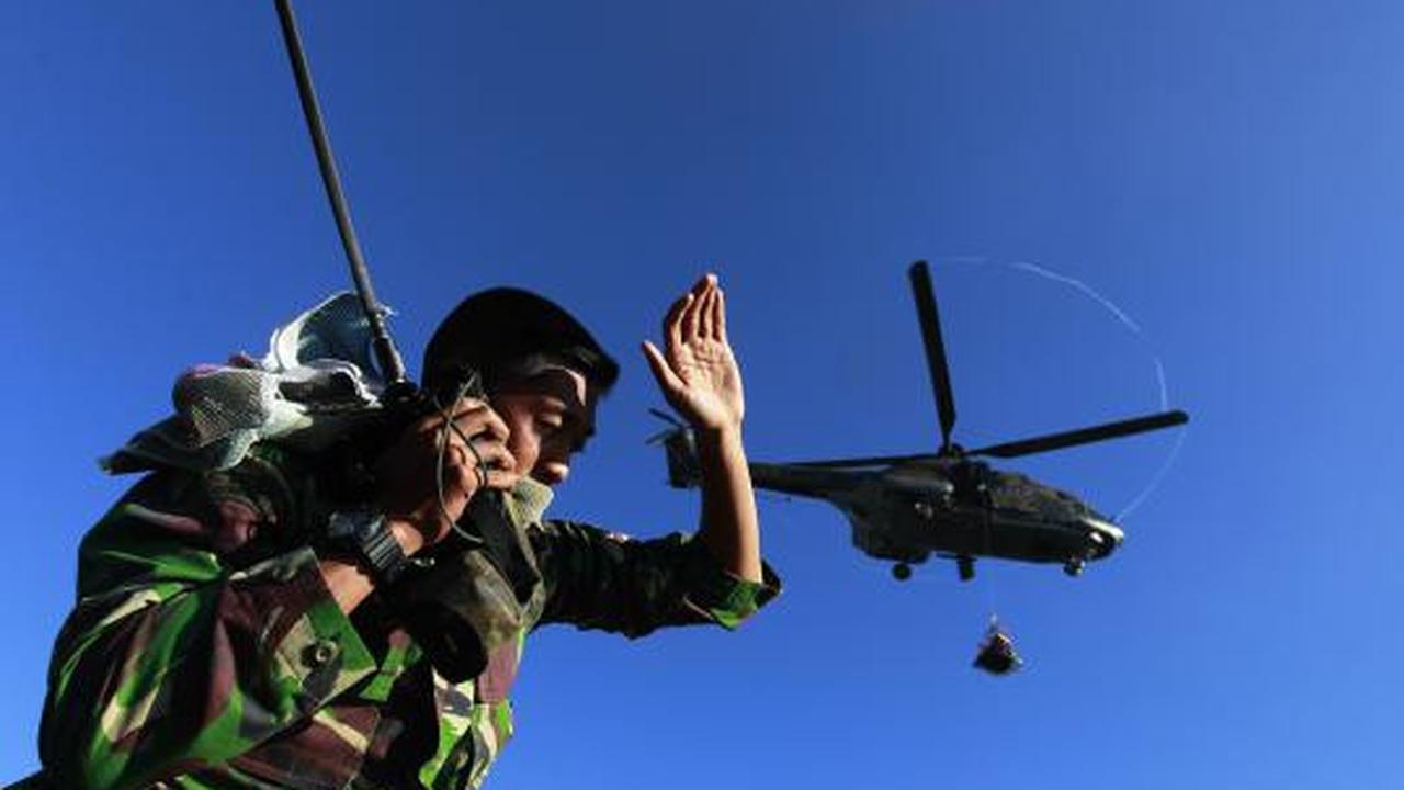 Seorang tentara Indonesia berjalan mempersiapkan pencarian korban kece 