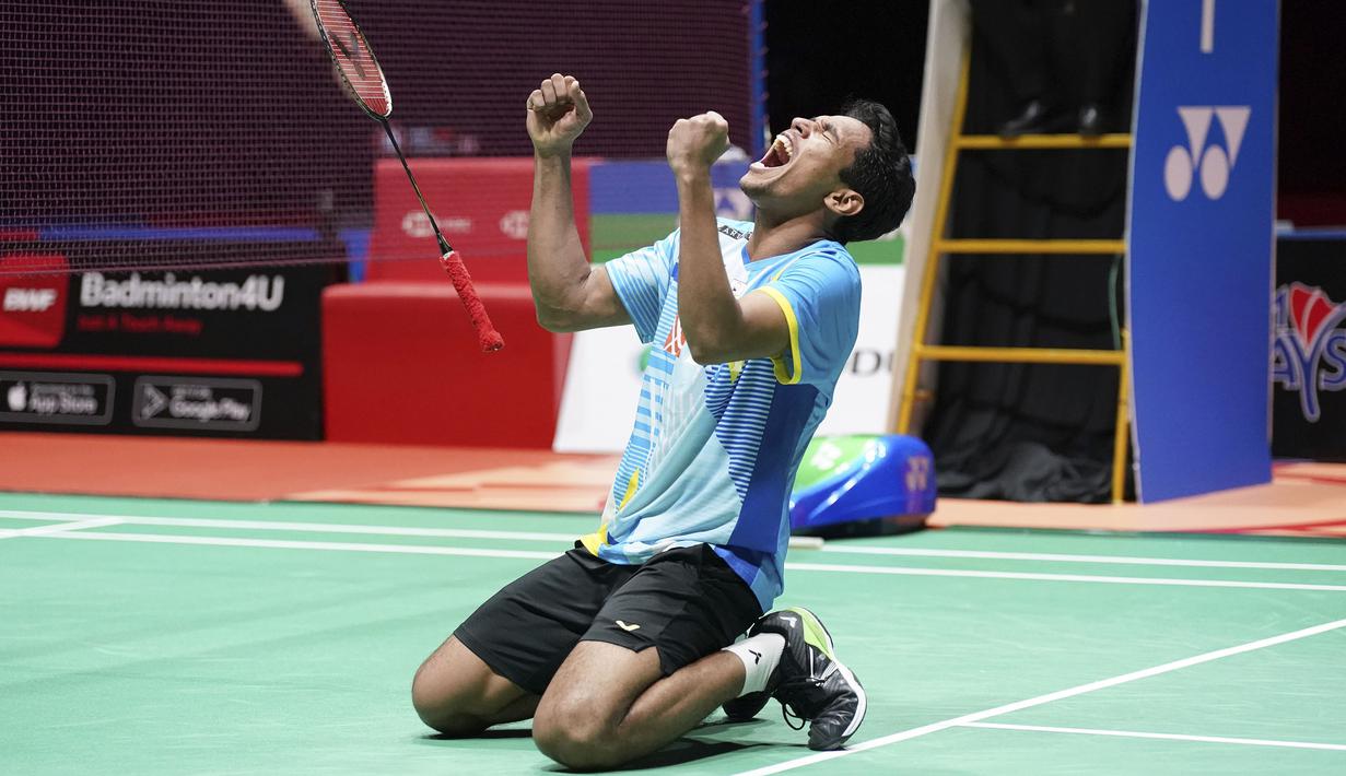Chico Aura Dwi Wardoyo menjadi wakil Indonesia pertama yang sukses melaju ke partai final Malaysia Masters 2022. Ia sukses mengalahkan wakil China, Lu Guang Zu lewat rubber game. Chico kalah di gim pertama dengan skor 20-22. Namun, pemuda 24 tahun tersebut mampu menyamakan kedudukan di gim kedua dengan skor 23-21 dan berbalik menang di gim ketiga dengan skor 21-19. (AP/Kien Hou)