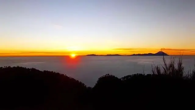 Matahari terbit dari Gunung Panderman di Malang Jawa Timur. https://www.instagram.com/p/Cx9F7YxSbGw/?igsh=MXRlOTc5MjlzZTRkcA==