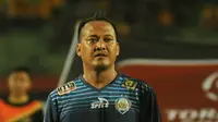 Kiper Arema Cronus, Achmad Kurniawan memastikan sudah bisa tampil saat melawan Persela Lamongan dalam lanjutan TSC 2016, akhir pekan ini. (Bola.com/Iwan Setiawan)