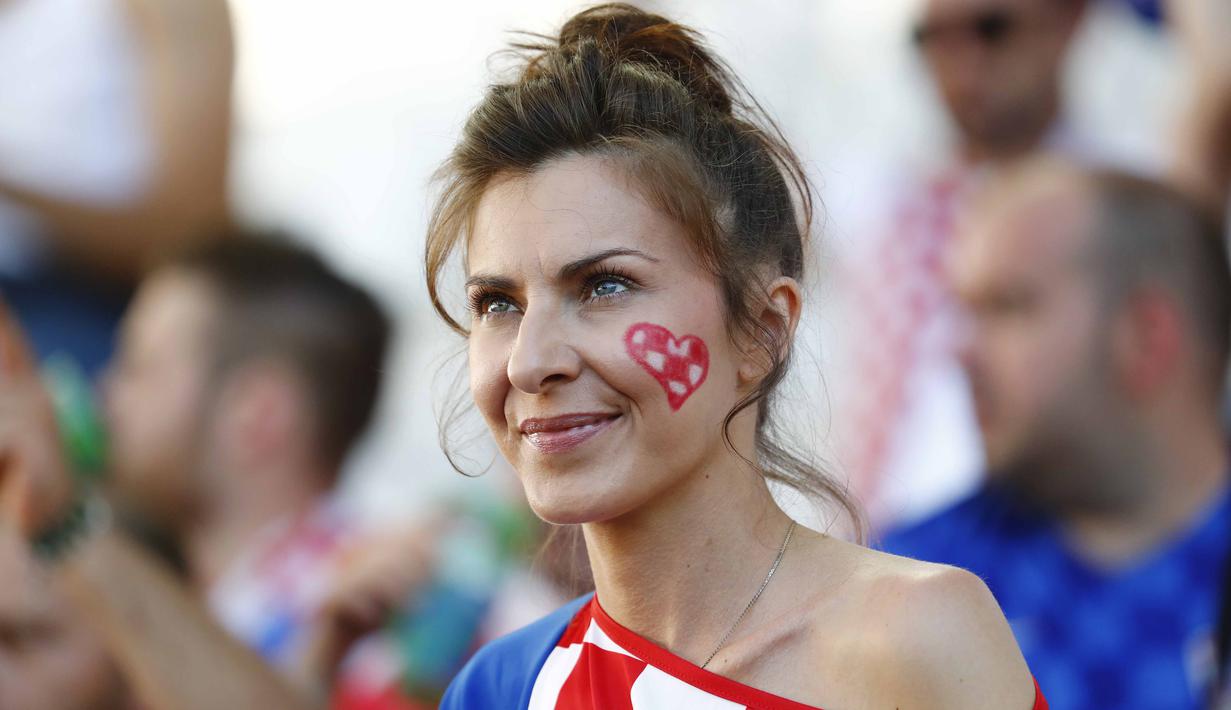 Fans Kroasia tengah serius menyaksikan timnya melawan Spanyol pada grup D di Stadion de Bordeaux, Bordeaux, Prancis, (21/6/16). (REUTERS/Michael Dalder)