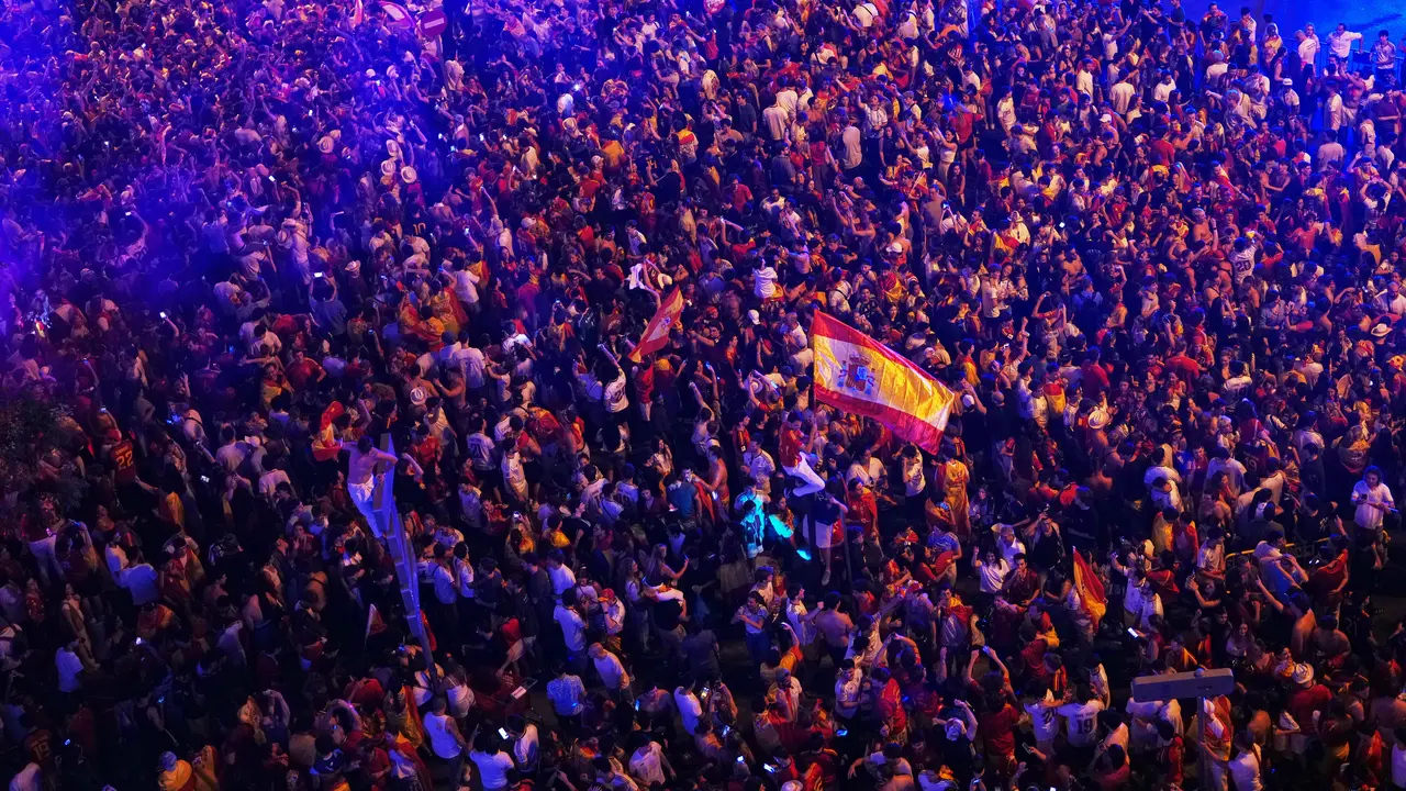 Para suporter Spanyol berselebrasi di pusat kota Madrid