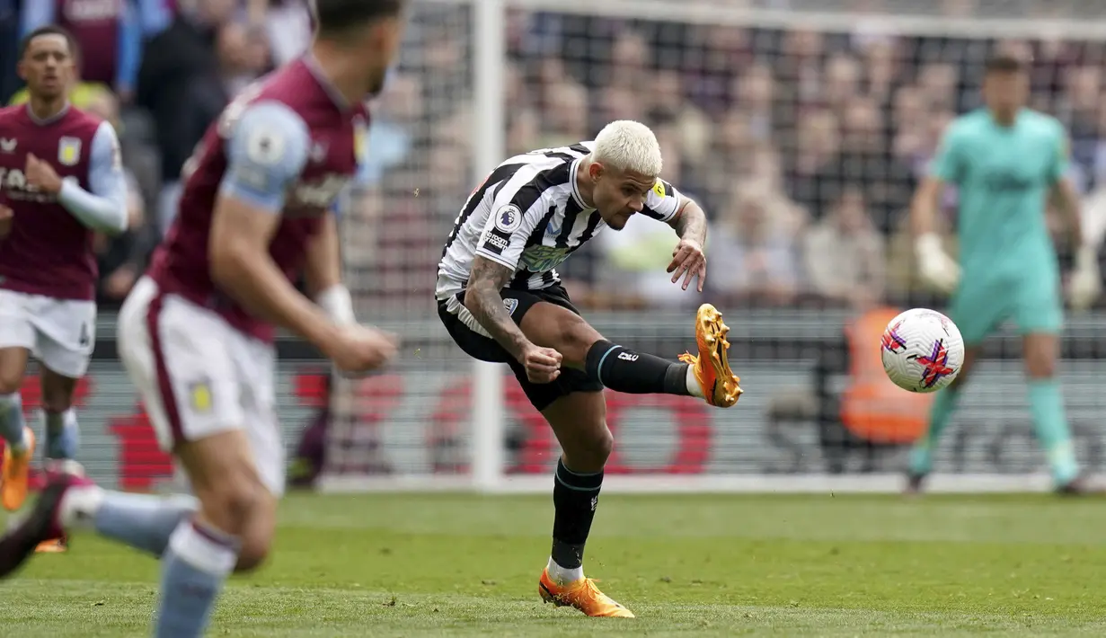 Gelandang Newcastle United, Bruno Guimaraes melepaskan tendangan saat menghadapi Aston Villa pada laga lanjutan Liga Inggris 2022/2023 di Villa Park, Birmingham (15/4/2023). (PA via AP/Jacob King)