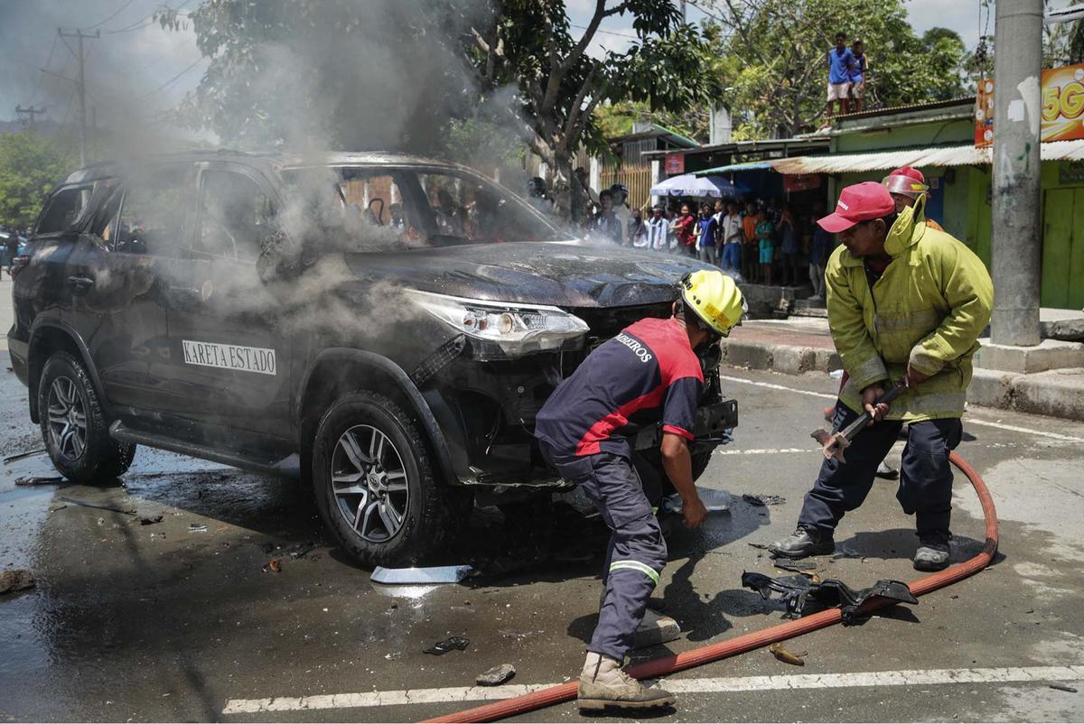 FOTO: Demo Hari Kedua, Mahasiswa Timor Leste Bentrok dengan Polisi