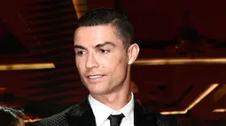 Striker Juventus, Cristiano Ronaldo membawa piala Pemain Terbaik Tahun 2018 selama Dubai Globe Soccer Awards ke-10 di Dubai (3/1). Ronaldo juga mendapatkan trofi Penghargaan Globe Soccer 433 Fans dan Gol Terbaik Tahun 2018. (AFP Photo/Fabio Ferrari)