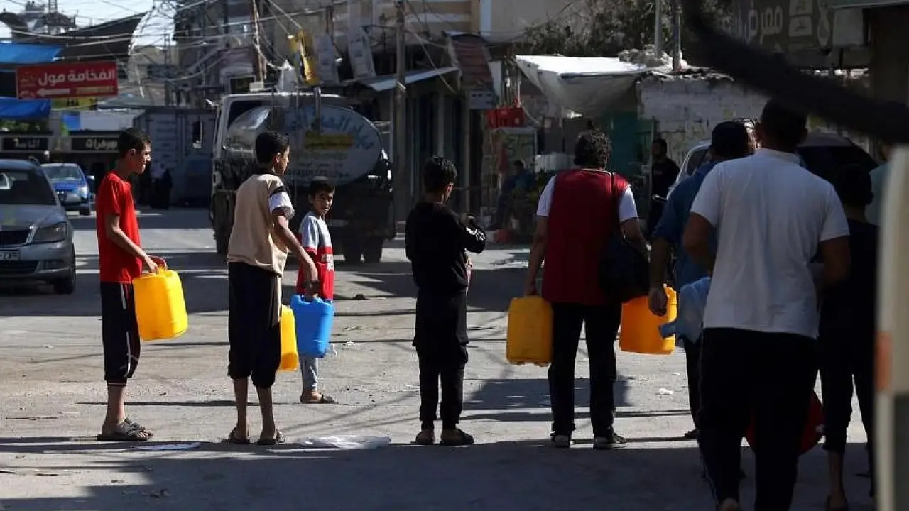 Otang-orang di Gaza, Paletina mengantre air. (AFP)