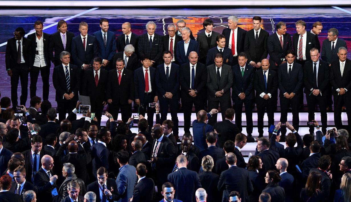 Para pelatih dari 32 tim yang lolos ke Piala Dunia 2018 melakukan sesi foto bersama usai undian Piala Dunia 2018 di State Kremlin Palace, Moscow, (1/12/2017). Piala Dunia 2018 berlangsung sejak 14 Juni hingga 15 Juli 2018 di Rusia. (AFP/Mladen Antonov)