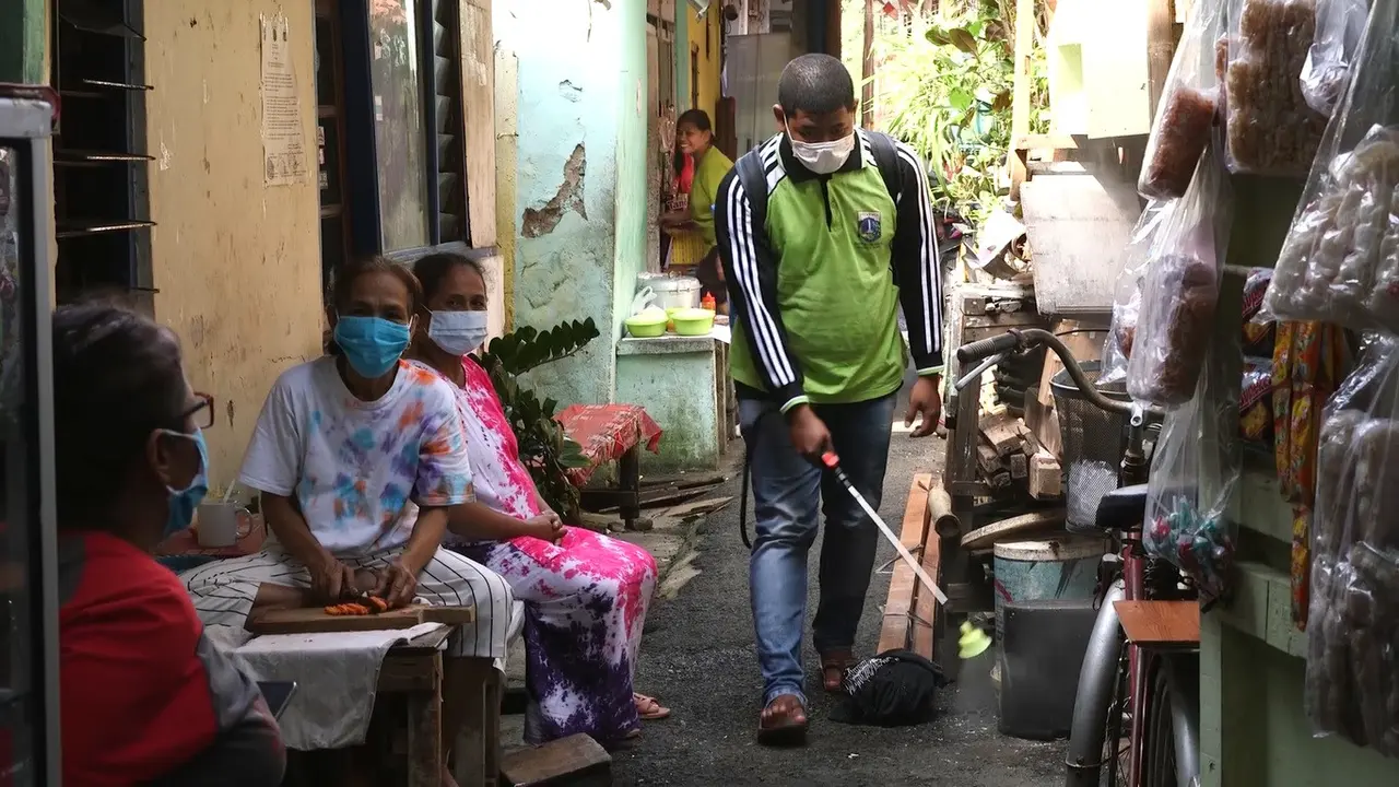Penyemprotan Disinfektan di Kampung Tangguh RW 02 Pegangsaan Menteng