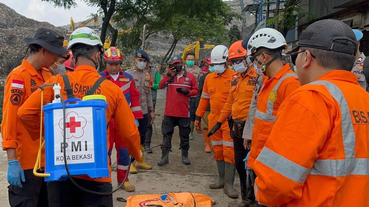 FOTO: Korban Longsor Gunungan Sampah Bantargebang Kembali  Ditemukan Siang Ini