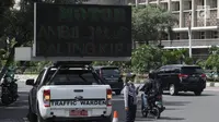 Petugas Dishub DKI Jakarta melakukan sosialisasi lajur khusus sepeda motor di Jalan MH Thamrin, Jakarta, Senin (29/1). Sosialisasi tersebut bertujuan untuk memberikan edukasi kepada warga, terutama pengendara sepeda motor. (Liputan6.com/Arya Manggala)