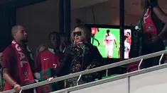 Penyanyi AS, Madonna (tengah) bersama anaknya David Banda menyaksikan pertandingan kualifikasi Piala Dunia 2018 antara Portugal dan Swiss di Stadion Luz di Lisbon (10/10). Madonna tampil mengenakan jaket dan kacamata hitam. (AFP Photo/Francisco Leong)
